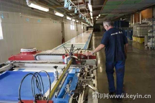 動(dòng)則上萬(wàn)的絲網(wǎng)印刷品,揭秘愛馬仕絲巾的制作過(guò)程_市場(chǎng)政策_(dá)科印印刷網(wǎng)